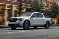Which compact pickup is better? Edmunds compares the Ford Maverick and Hyundai Santa Cruz